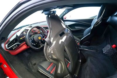 2024 Ferrari 296 GTS, červená, 60 km, dovoz SAE — foto 13 z 20