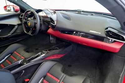 2024 Ferrari 296 GTS, červená, 60 km, dovoz SAE — foto 14 z 20