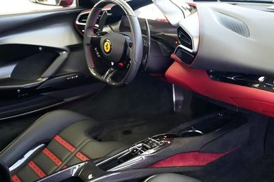 2024 Ferrari 296 GTS, červená, 60 km, dovoz SAE — foto 15 z 20