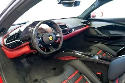 2024 Ferrari 296 GTS, červená, 60 km, dovoz SAE — foto 7 z 20