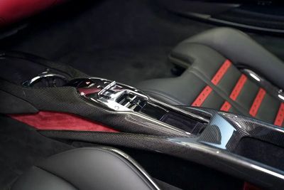 2024 Ferrari 296 GTS, červená, 60 km, dovoz SAE — foto 9 z 20