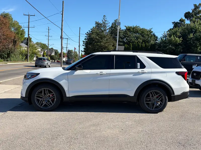 2026 Ford Explorer ST 4WD, bílá, 50 km, dovoz Kanada — foto 3 z 12