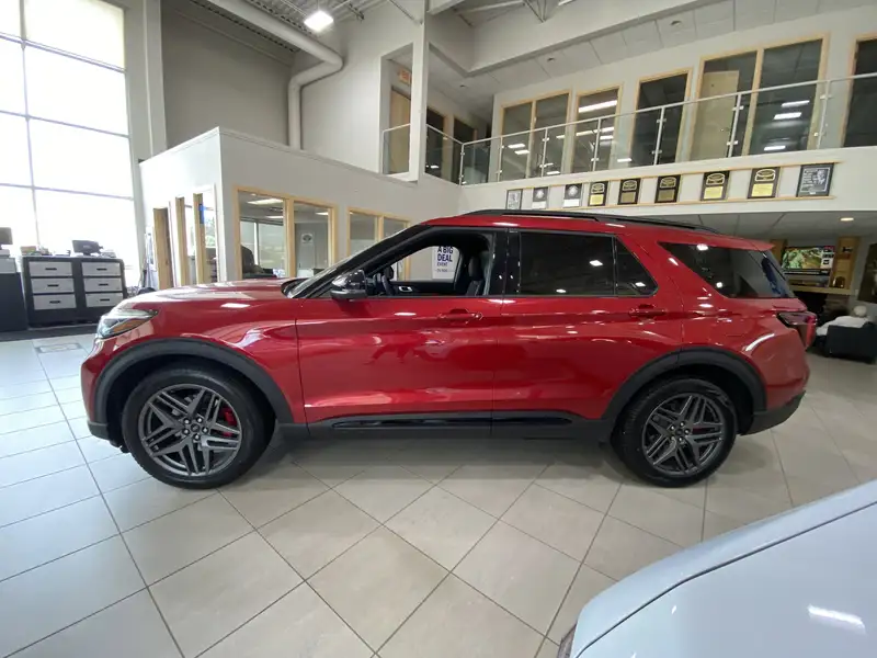 2026 Ford Explorer ST, červená, 20 km, dovoz Kanada — foto 4 z 12