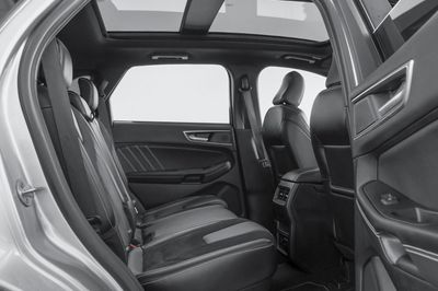 2023 Ford Edge ST, stříbrná, 77 050 km, dovoz SAE — foto 13 z 15