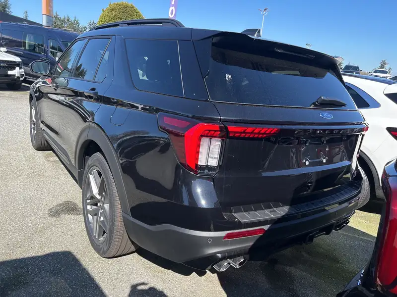 2026 Ford Explorer ST, černá, 7 km, dovoz Kanada — foto 3 z 5