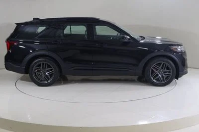 2025 Ford Explorer ST, černá, 13 250 km, dovoz SAE — foto 3 z 16