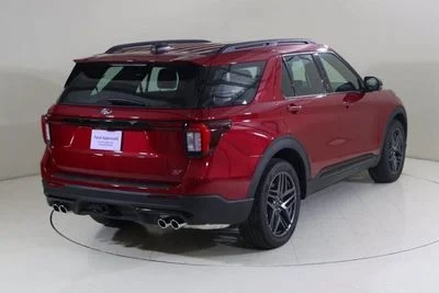 2025 Ford Explorer ST, červená, 17 421 km, dovoz SAE — foto 2 z 13