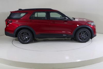 2025 Ford Explorer ST, červená, 17 421 km, dovoz SAE — foto 3 z 13