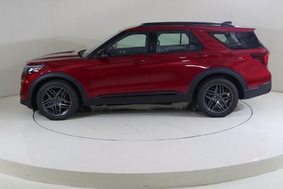 2025 Ford Explorer ST, červená, 17 421 km, dovoz SAE — foto 4 z 13