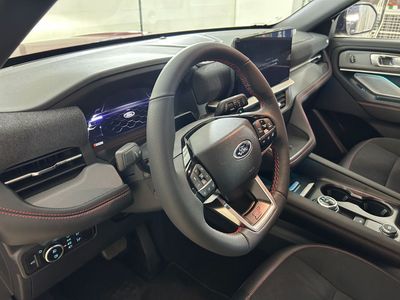 2025 Ford Explorer ST, červená, 17 421 km, dovoz SAE — foto 9 z 13