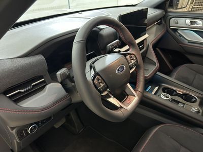 2025 Ford Explorer ST, bílá, 21 934 km, dovoz SAE — foto 11 z 13