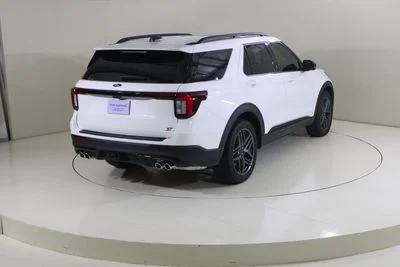2025 Ford Explorer ST, bílá, 21 934 km, dovoz SAE — foto 2 z 13