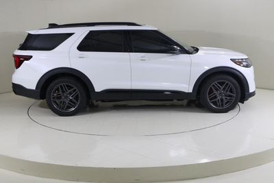 2025 Ford Explorer ST, bílá, 21 934 km, dovoz SAE — foto 3 z 13