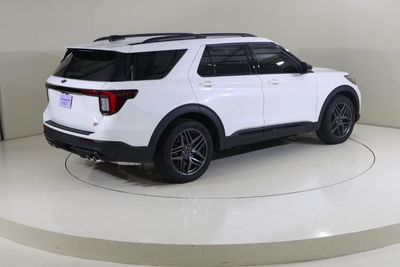 2025 Ford Explorer ST, bílá, 21 934 km, dovoz SAE — foto 7 z 13