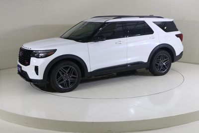 2025 Ford Explorer ST, bílá, 21 934 km, dovoz SAE — foto 8 z 13
