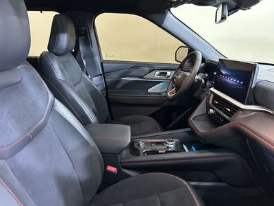 2025 Ford Explorer ST, bílá, 21 934 km, dovoz SAE — foto 9 z 13