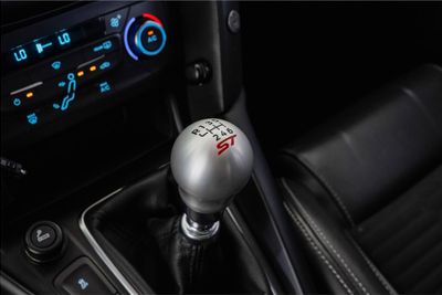2017 Ford Focus ST, červená, 114 902 km, dovoz SAE — foto 10 z 16