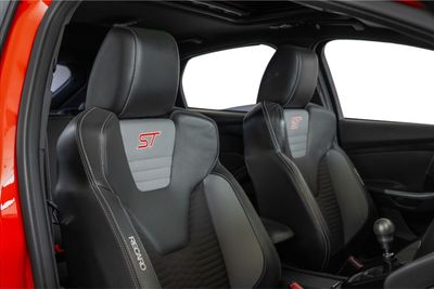 2017 Ford Focus ST, červená, 114 902 km, dovoz SAE — foto 15 z 16