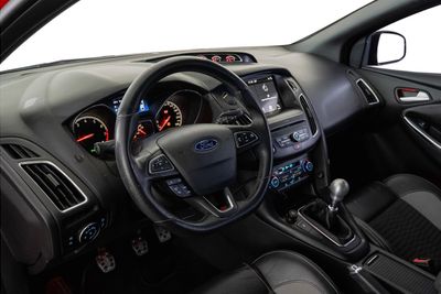 2017 Ford Focus ST, červená, 114 902 km, dovoz SAE — foto 7 z 16