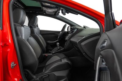 2017 Ford Focus ST, červená, 114 902 km, dovoz SAE — foto 8 z 16
