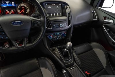 2017 Ford Focus ST, červená, 114 902 km, dovoz SAE — foto 9 z 16