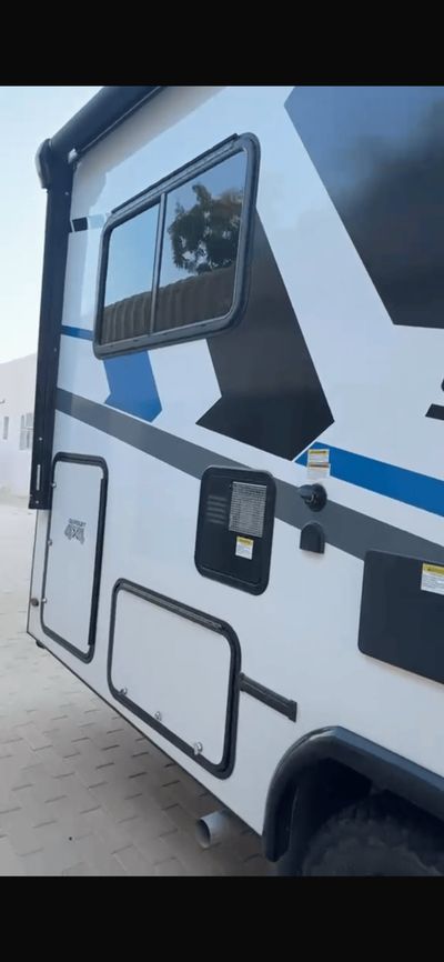 2025 Ford E 350, bílá, 3 000 km, dovoz SAE — foto 14 z 16