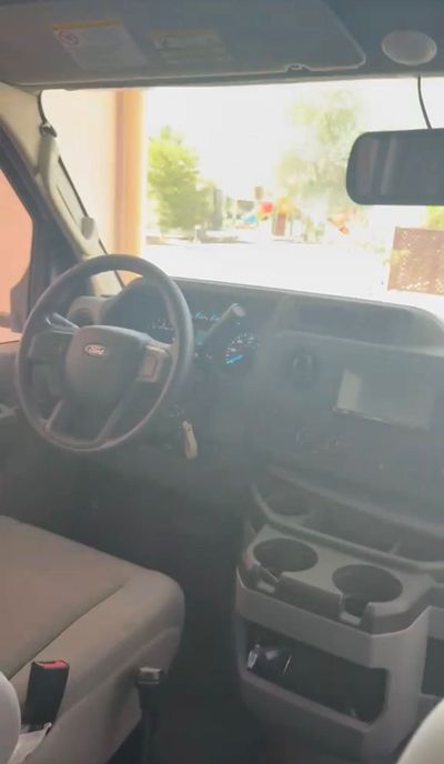 2025 Ford E 350, bílá, 3 000 km, dovoz SAE — foto 16 z 16