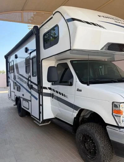 2025 Ford E 350, bílá, 3 000 km, dovoz SAE — foto 2 z 16