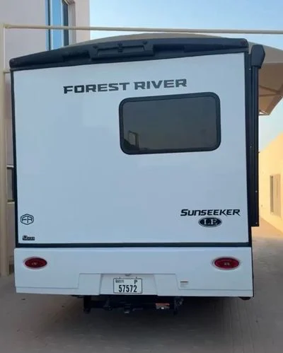 2025 Ford E 350, bílá, 3 000 km, dovoz SAE — foto 4 z 16