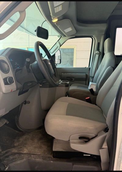 2025 Ford E 350, bílá, 3 000 km, dovoz SAE — foto 5 z 16