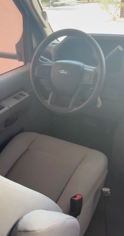 2025 Ford E 350, bílá, 3 000 km, dovoz SAE — foto 7 z 16