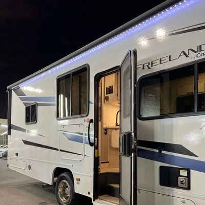 2024 Ford E 450, bílá, 4 000 km, dovoz SAE — foto 7 z 9