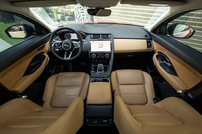 2021 Jaguar E-PACE SE, červená, 62 000 km, dovoz SAE — foto 12 z 16