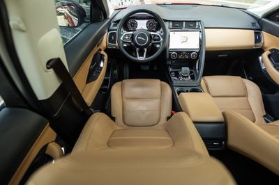2021 Jaguar E-PACE SE, červená, 62 000 km, dovoz SAE — foto 13 z 16