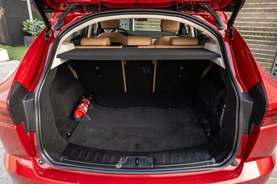 2021 Jaguar E-PACE SE, červená, 62 000 km, dovoz SAE — foto 9 z 16