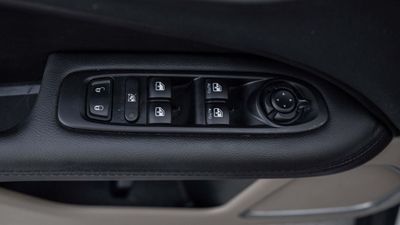 2020 Jeep Compass LONGITUDE, bílá, 65 000 km, dovoz SAE — foto 11 z 16