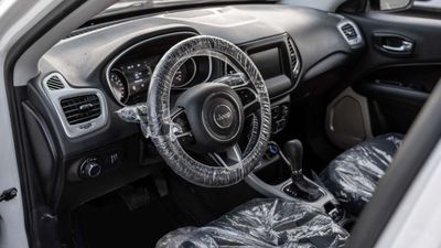 2020 Jeep Compass LONGITUDE, bílá, 65 000 km, dovoz SAE — foto 13 z 16