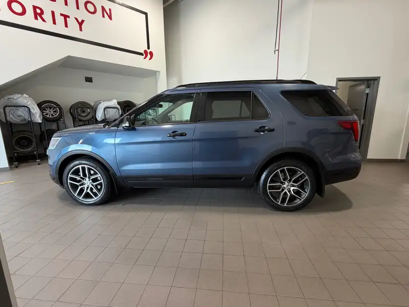 2019 Ford Explorer POWER, PERFORMANCE & 3-ROW VERSATILITY, modrá, 107 246 km, dovoz Kanada — foto 3 z 12