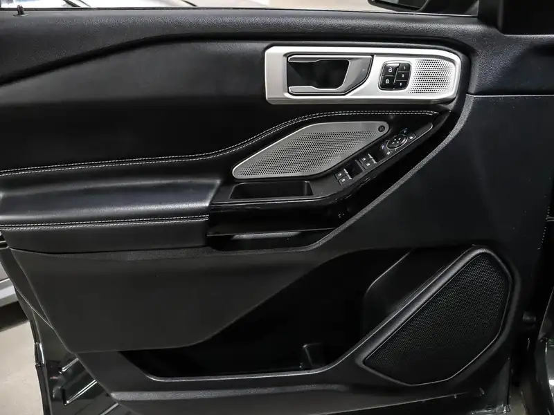 2022 Ford Explorer, šedá, 69 300 km, dovoz Kanada — foto 6 z 12