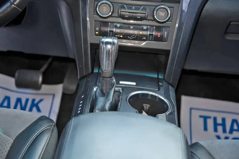 2017 Ford Explorer XLT, červená, 205 258 km, dovoz Kanada — foto 7 z 12