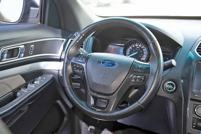 2017 Ford Explorer XLT, červená, 205 258 km, dovoz Kanada — foto 8 z 12
