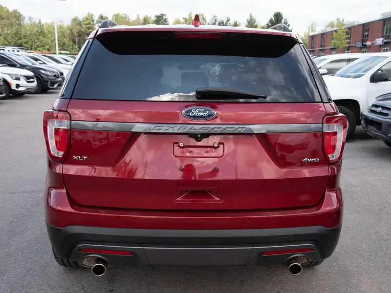 2017 Ford Explorer XLT, červená, 205 258 km, dovoz Kanada — foto 9 z 12