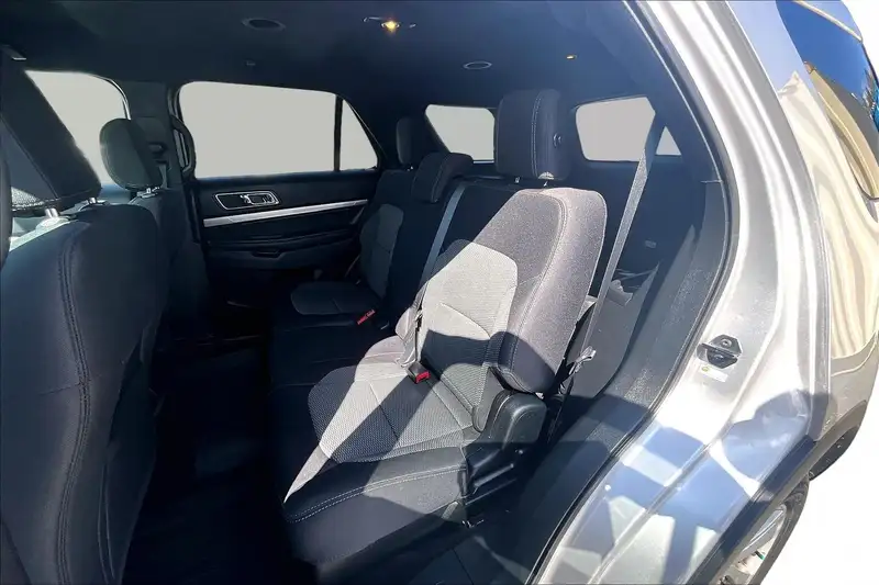 2018 Ford Explorer, stříbrná, 95 760 km, dovoz Kanada — foto 10 z 12