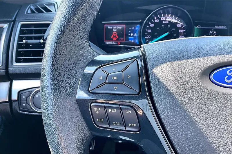 2018 Ford Explorer, stříbrná, 95 760 km, dovoz Kanada — foto 12 z 12