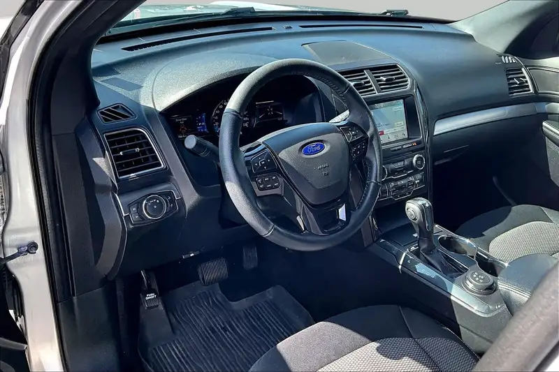 2018 Ford Explorer, stříbrná, 95 760 km, dovoz Kanada — foto 2 z 12
