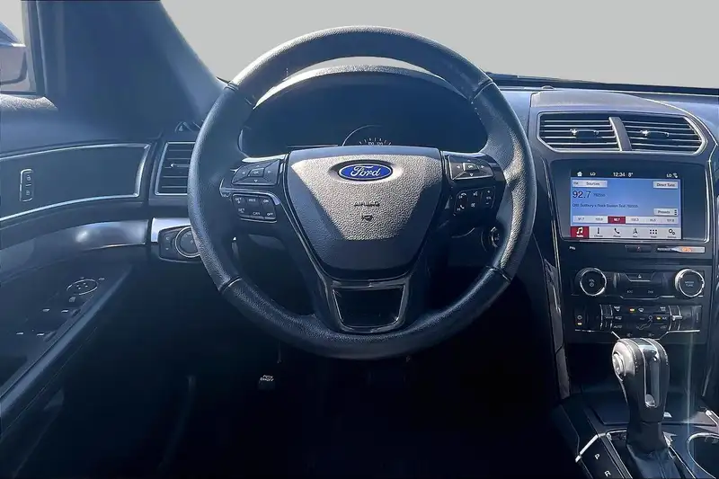 2018 Ford Explorer, stříbrná, 95 760 km, dovoz Kanada — foto 3 z 12