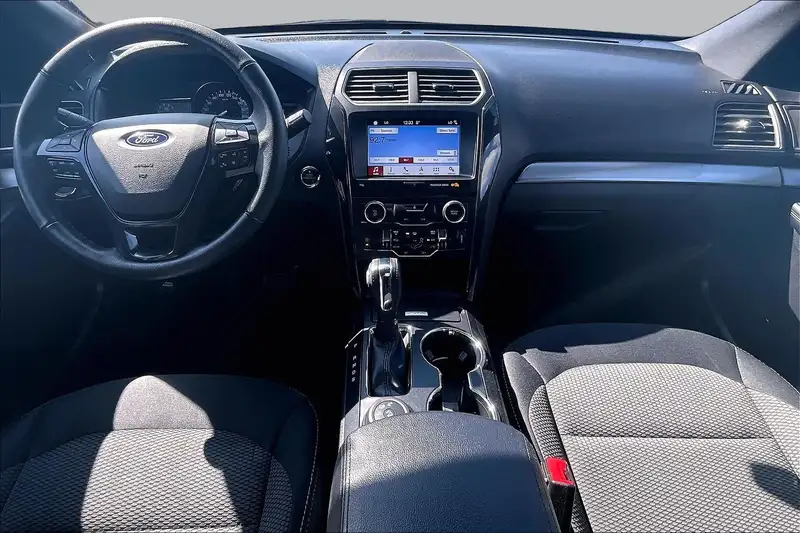 2018 Ford Explorer, stříbrná, 95 760 km, dovoz Kanada — foto 4 z 12