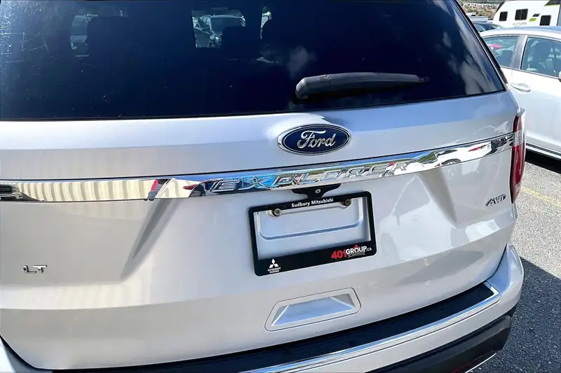 2018 Ford Explorer, stříbrná, 95 760 km, dovoz Kanada — foto 8 z 12