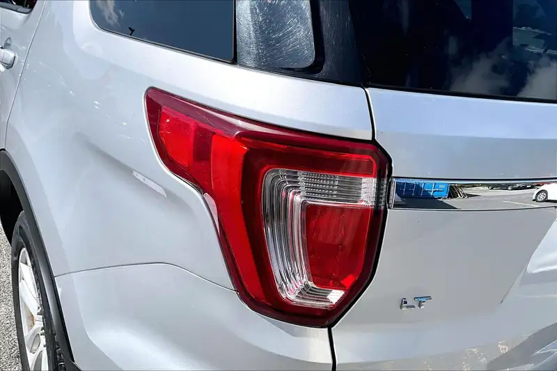 2018 Ford Explorer, stříbrná, 95 760 km, dovoz Kanada — foto 9 z 12