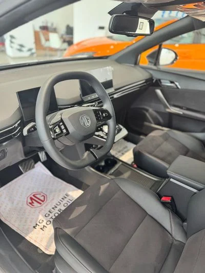 2025 Mg 4 EV, stříbrná, 3 200 km, dovoz SAE — foto 4 z 5